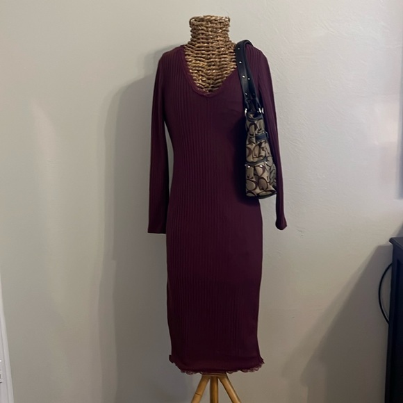 Fully Lined..Knit Midi Purple Dress .. Comes with Guess Shoulder bag - Picture 1 of 5